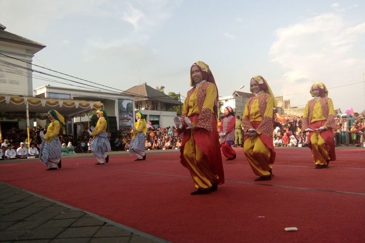 Tari Zippin pesisiran ikut memeriahkan tradisi Megengan menyambut puasa Ramadhan yang digelar di Simpang Enam,  Kabupaten Demak,  Jateng, Jumat (26/5/2017) sore.