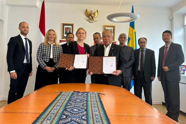 Penandatanganan kerja sama dalam penerapan teknologi konversi sampah menjadi energi terbarukan di Indonesia oleh Menteri PUPR Basuki Hadimuljono dan CEO Swedfund International AB Maria Håkansson di KBRI Stockholm, Swedia, Rabu (23/8/2023). 