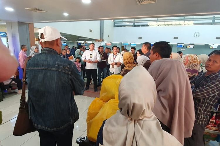 Pesawat Sriwijaya Air rute Padang-Jakarta batal berangkat. Terjadi kericuhan akibat penumpang kesal dengan penjelasan dari petugas maskapai, Kamis (7/11/2019)