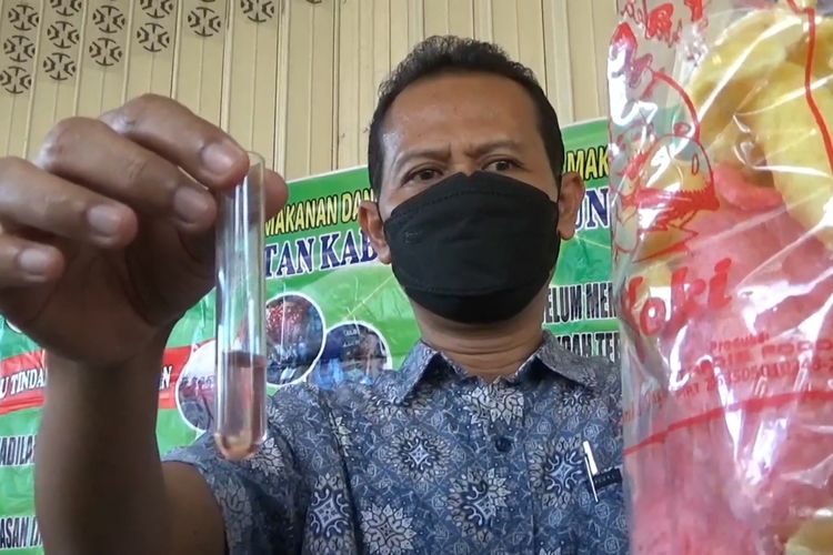 Petugas dari dinas kesehatan Tulungagung Jawa Timur, menunjukkan hasil uji tes berikut sampel makanan, yang diketahui mengandung zat kimia berbahaya, Jumat (16/04/2021).
