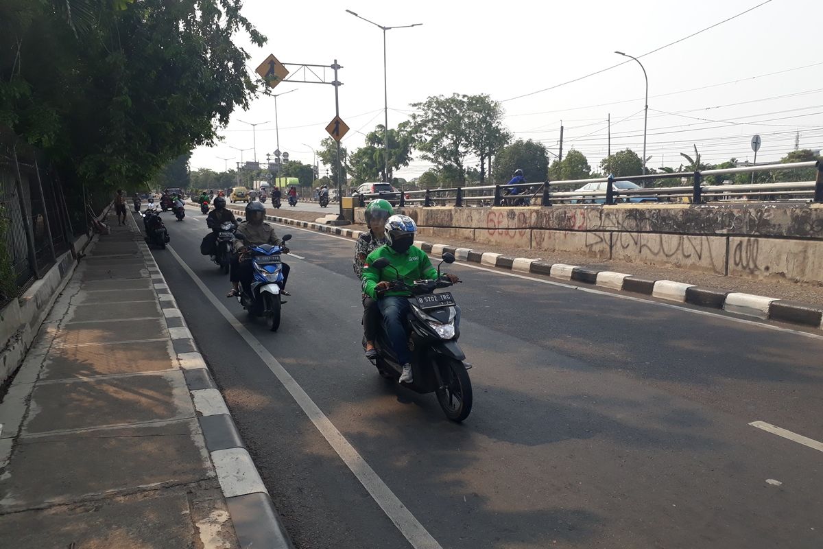 Sejumlah pengendara sepeda motor putar balik dan lawan arus di Jalan I Gusti Ngurag Rai, Duren Sawit, Jakarta Timur, untuk hindari razia operasi lalu lintas polisi, Rabu (20/11/2019).