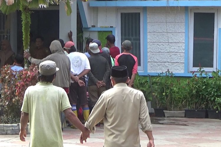 Puluhan tenaga kebersihan Dinas Lingkungan Hidup (DLH) Kota Palopo, Sulawesi Selatan, mogok kerja. Mereka menuntut pembayaran upah mereka karena belum terbayarkan untuk bulan September, Selasa (7/10/2025)