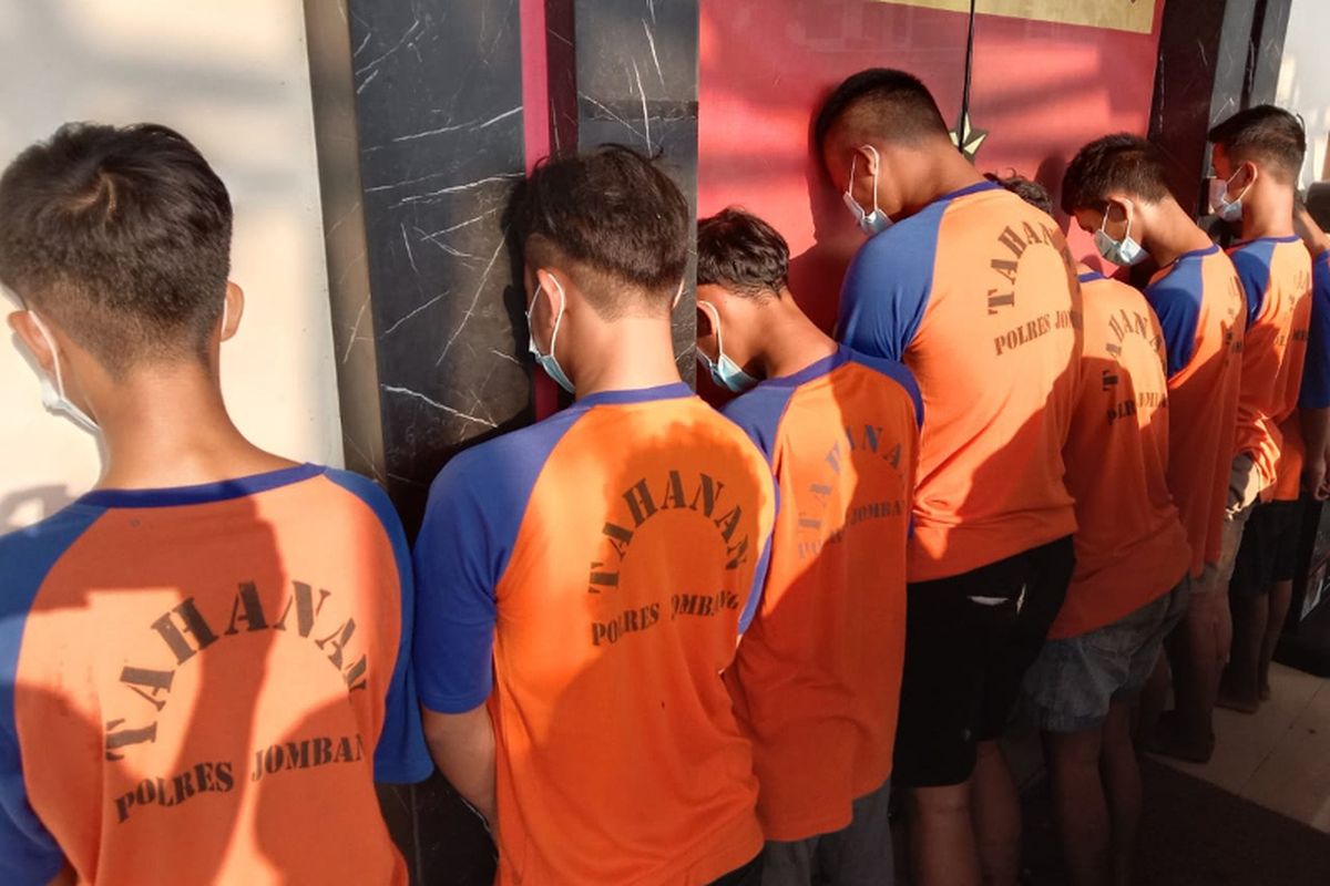 Sejumlah pesilat ditetapkan sebagai tersangka dan ditahan di Mapolres Jombang, setelah rombongan arak-arakan ratusan pemuda dari 2 perguruan silat, berbuat onar di wilayah Kabupaten Jombang, Jawa Timur, Kamis (25/5/2023).