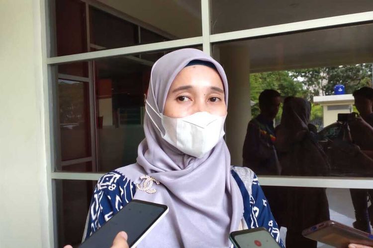 Orangtua calon siswa SMAN 12 Kota Tangerang, Febrianti usai mengadukan proses PPDB jalur prestasi yang diduga terjadi kecurangan