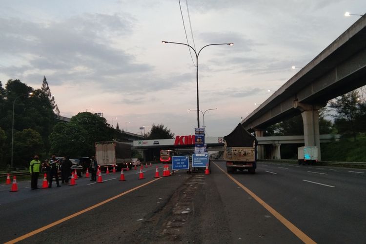 Ganjil genap diterapkan bersamaan one way diberlakukan di ruas tol dari kilometer 47 tol Jakarta - Cikampek hingga kilometer 414 Gerbang Tol Kalikangkung, Kamis (28/4/2022).