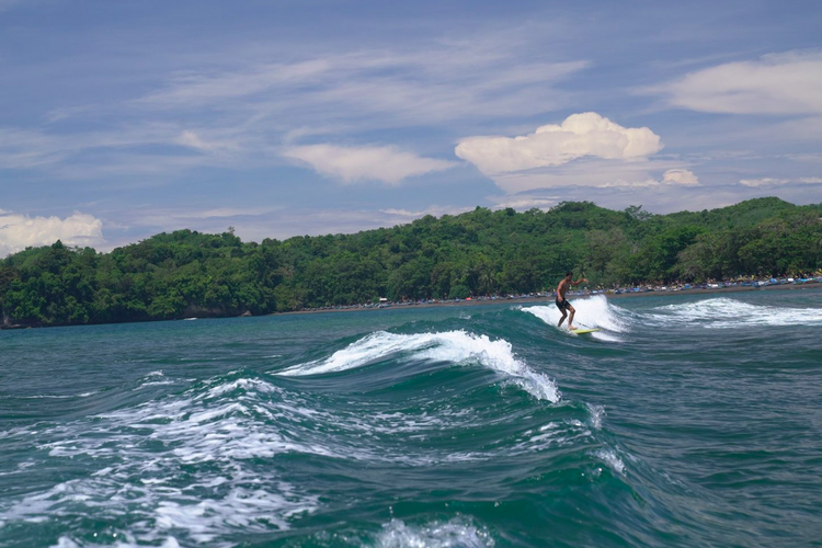 Pantai Batu Karas di Pangandaran