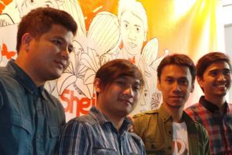 Para personel Sheila On 7, (dari kiri ke kanan) Adam, Brian, Eross, dan Duta, hadir dalam acara peluncuran album kedelapan mereka, Musim yang Baik, di Hard Rock Cafe Pacific Place, SCBD, Jakarta Selatan, Rabu (10/12/2014).