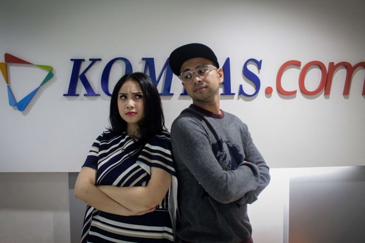 Pasangan artis Raffi Ahmad dan Nagita Slavina berpose usai wawancara promo film The Secret di redaksi Kompas.com, Palmerah Selatan, Jakarta, Rabu (18/4/2018). Film yang bergenre horor tersebut akan tayang pada 26 April 2018.