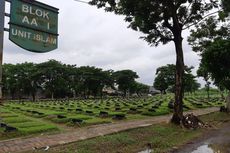 Suka dan Duka Maulana, Penjaga Makam Terluas di Jakarta Barat