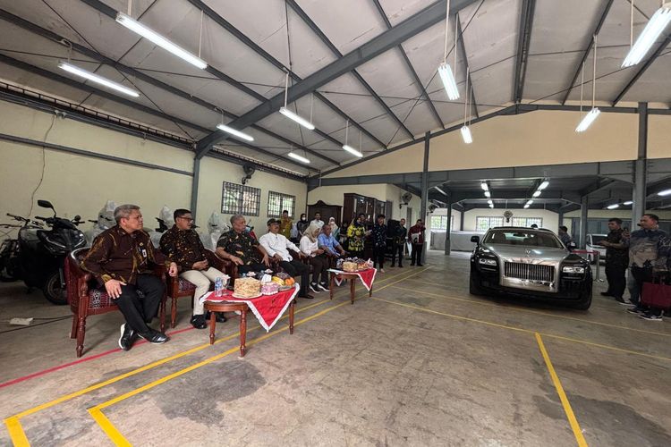Serah terima mobil Rolls-Royce Ghost tahun 2011 hasil lelang Kemensos