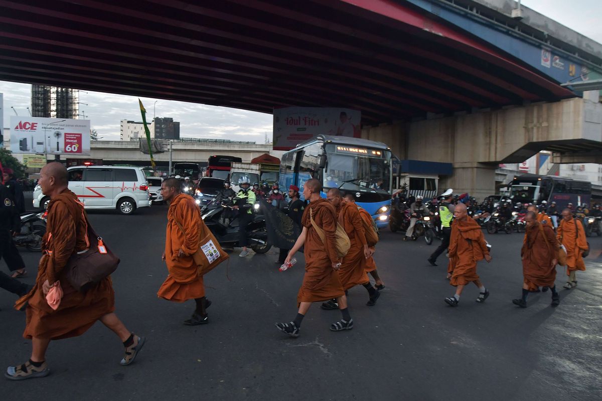 Sejumlah biksu jalan kaki saat mengikuti perjalanan ritual keagamaan (thudong)  di Bekasi, Jawa Barat, Jumat (12/5/2023). Sebanyak 32 biksu dari sejumlah negara tersebut jalan kaki dari Thailand menuju Candi Borobudur  dalam rangka menyambut Hari Raya Waisak pada 4 Juni 2023.