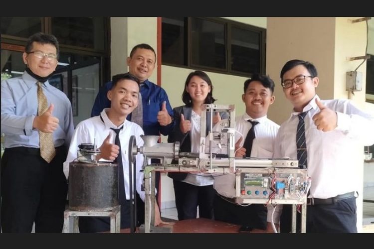 Mahasiswa dan dosen D4 Teknologi Rekayasa Mekatronika Universitas Sanata Dharma (USD) Yogyakarta.