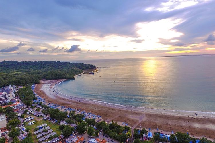 Keindahan alami Pantai Pangandaran terpancar melalui pasir putihnya yang bersih dan air laut yang jernih