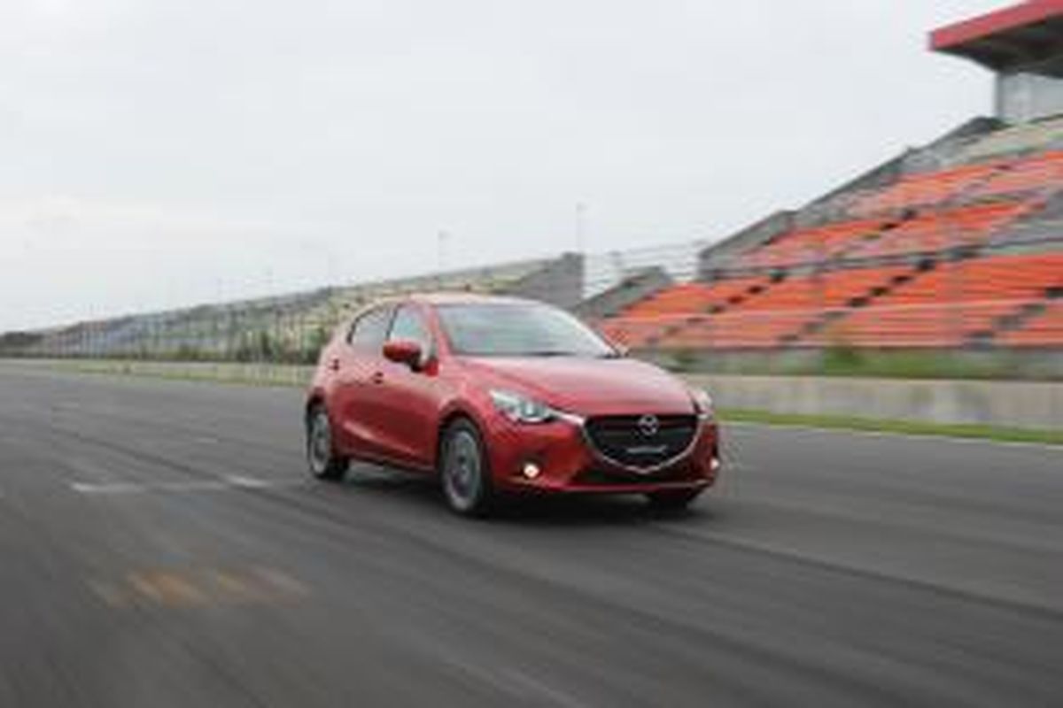 All New Mazda2 saat dicoba di sirkuit Tokachi, Hokkaido, Jepang, Rabu (21/8/2014)