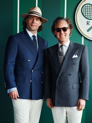 Henry Cavill (kiri) berpose dengan David Lauren (kanan) saat menghadiri Wimbledon 2025 di Wimbledon, London, Inggris, pada Minggu (13/7/2025).
