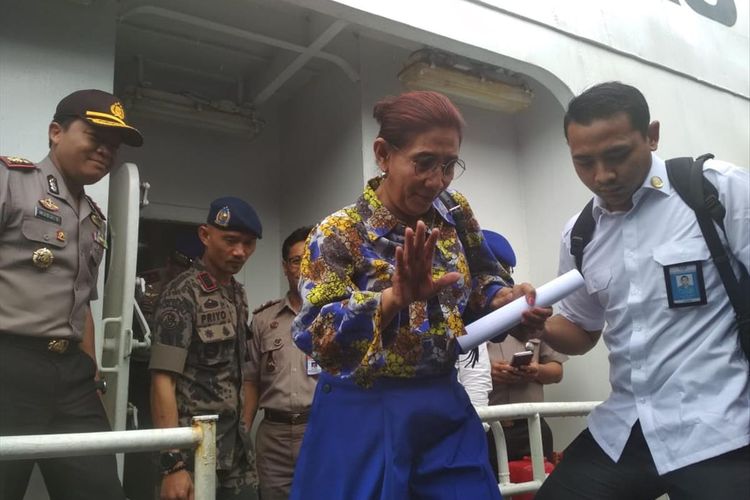 Menteti Kalautan dan Perikanan Susi Pudjiastuti bersama unsur TNI AL dan Polri melakukan pemeriksaan ke dalam kapal MV Nika berbendera Panama, yang saat ini telah berada di Dermaga Golden Fish Barelang, Batam, Kepulauan Riau.
