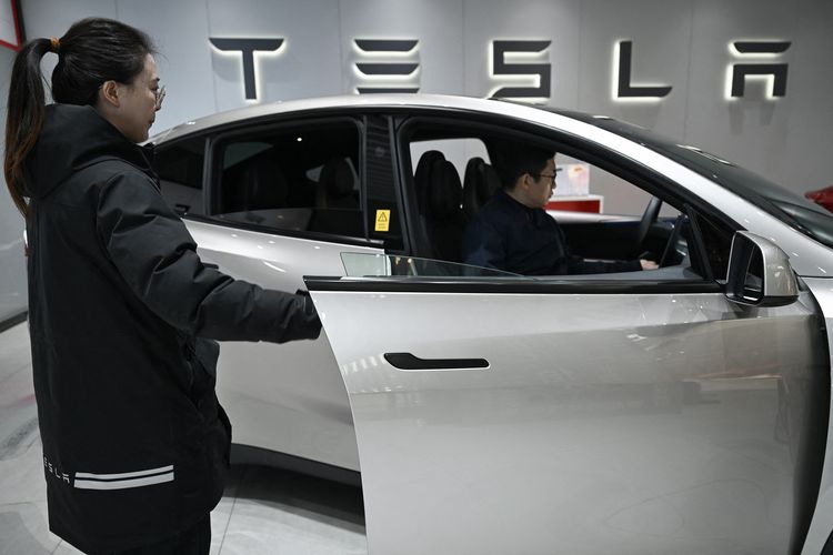 Mobil listrik Tesla Model YL saat dipamerkan di Beijing, China, 3 Februari 2026.