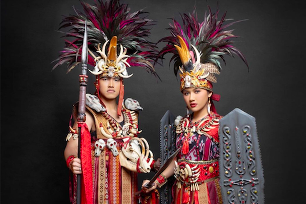 Kaesang Pangarep dan Erina Gudono dengan kostum Kawasaran Minahasa
