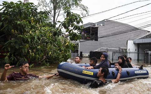 Indonesian Civil Servants Affected by Floods Can Take Paid Leave up to a Month 