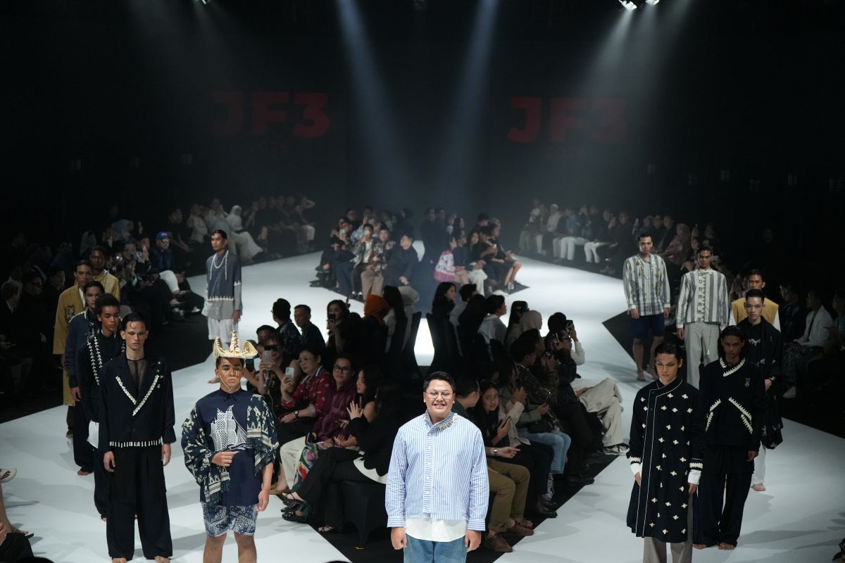 YASA membawakan koleksi "NIHI Voyage" pada BRI JF3 Fashion Festival 2026 yang digelar di JF3 Fashion Tent, Summarecon Mall Kelapa Gading, Jakarta, Minggu (26/7/2026). 