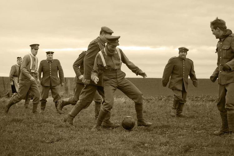 Ilustrasi para tentara bermain sepakbola saat Gencatan Senjata Natal 1914 di Ploegsteert, Belgia