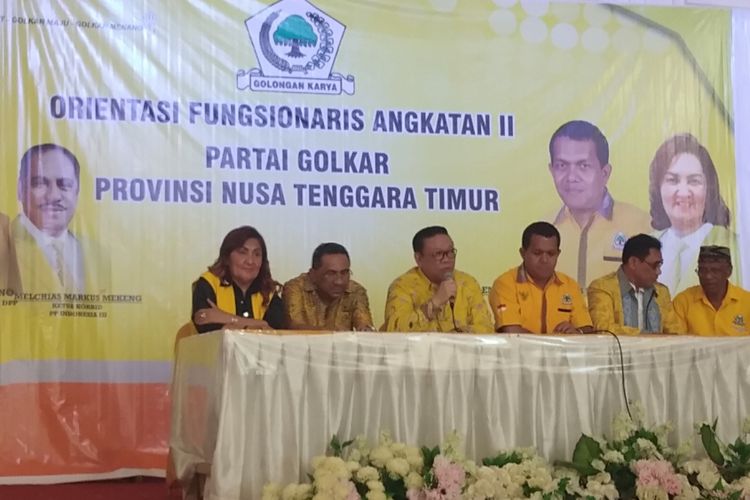 Ketua Dewan Pakar DPP Partai Golkar Agung Laksono bersama Ketua DPD I Golkar NTT Melki Laka Lena (ketiga dari kanan) bersama sejumlah pengurus DPD I Golkar NTT, saat memberikan keterangan pers di Kupang, Rabu (9/5/2018)