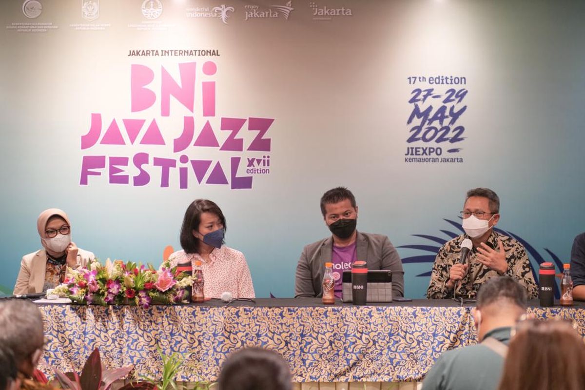 Direktur Operasional PT Askrindo, Erwan Djoko Hermawan (kanan) saat press confrence Java Jazz Festival 2022