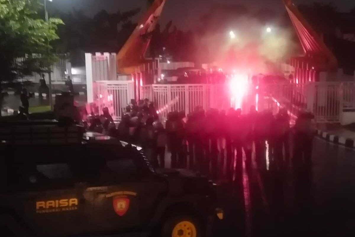 PSIS Semarang Vs Persis Solo Diwarnai Aksi Boikot, Suporter Nyalakan Flare