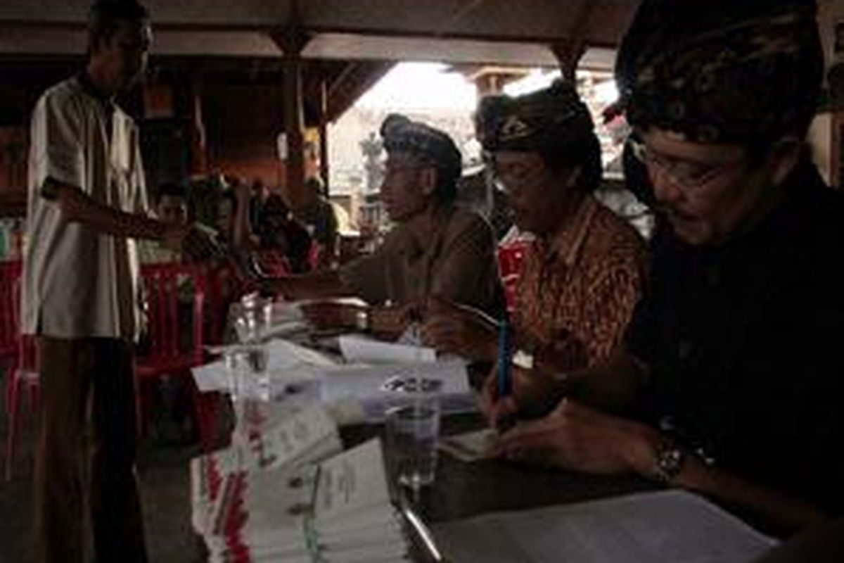 Seorang warga menggunakan hak pilihnya dalam pemilihan kepala daerah Bali 2008-2013  di TPS 7, Renon, Denpasar, Bali, Rabu (9/7).