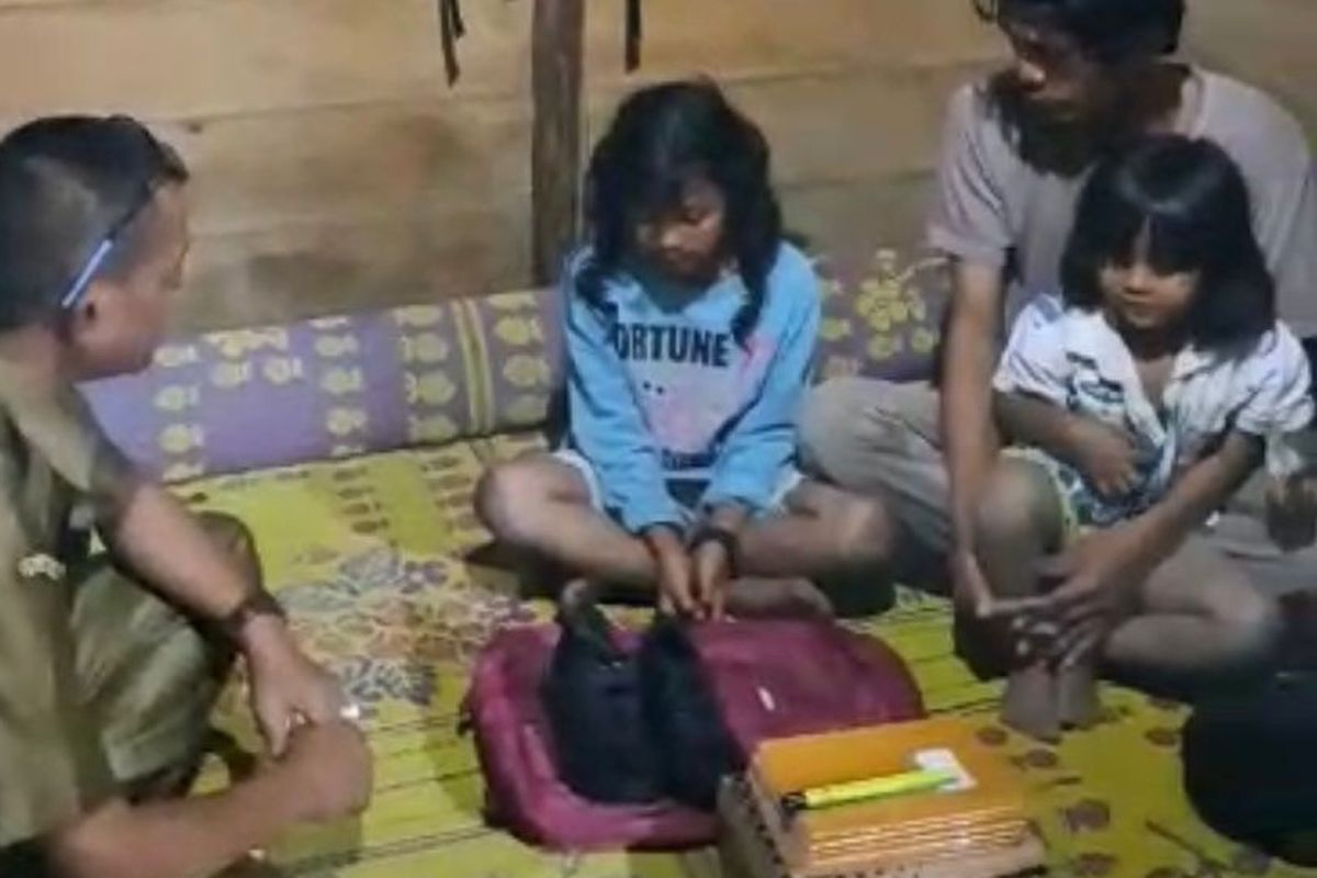 Kepala Dinas Pendidikan Taput,  Bontor Hutasoit saat memberikan bantuan alat tulis kepada Luna Tampubolon di rumahnya