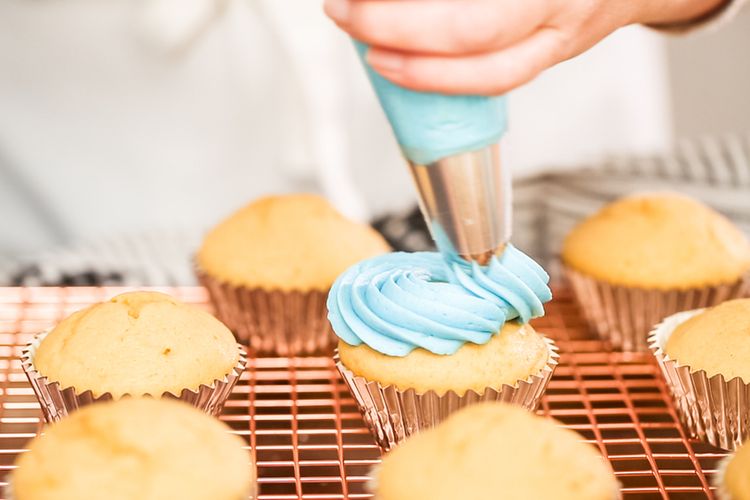 Ilustrasi pemberian icing sugar untuk menghias cupcake.