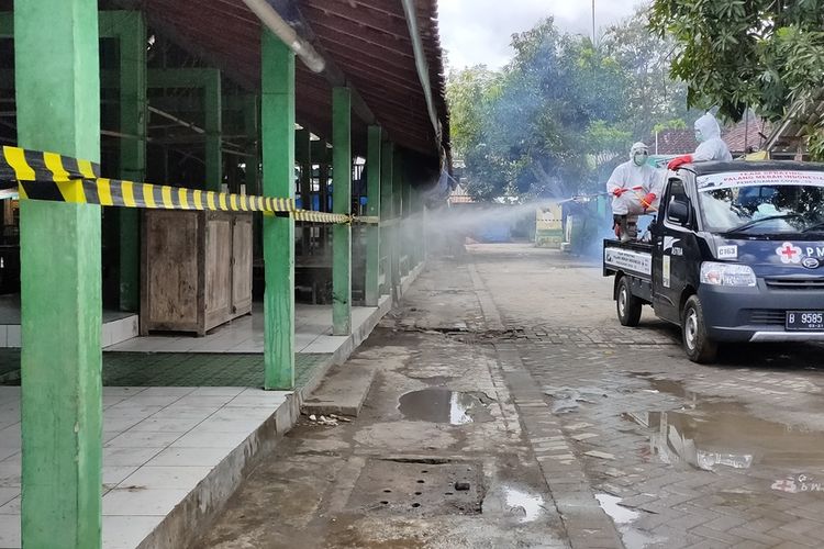 Gugus Tugas Penanganan Covid-19 Kulon Progo mendesinfektan Pasar Pripih di Kalurahan Hargomulyo, Kokap. Dua pedagang terjangkit Covid-19 dari pedagang yang tinggal di sebuah RT  di Pedukuhan Tlogolelo. Satu blok RT diisolasi.