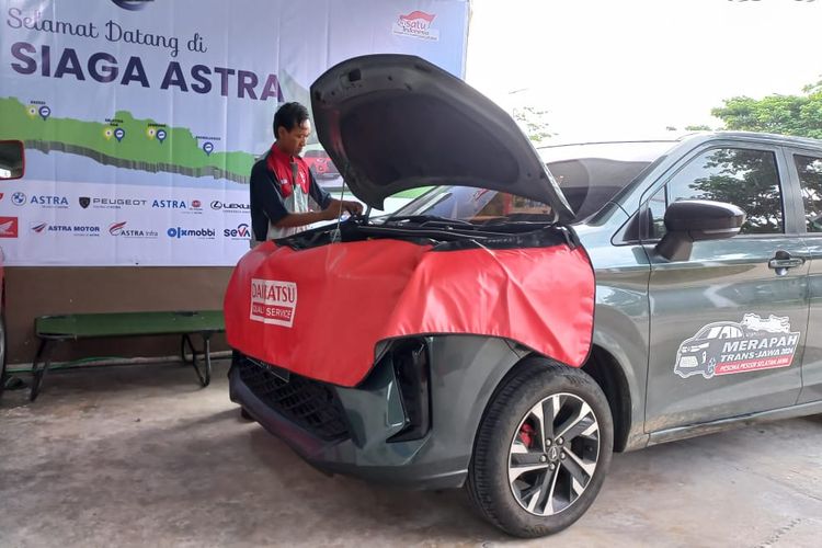 Tim Merapah Trans-Jawa 2024 mengecek kondisi All New Daihatsu Xenia di Pos Siaga Astra Daihatsu Salatiga KM 456 B