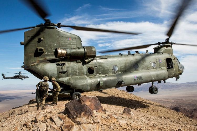 Inggris kirimkan sejumlah Chinook untuk membantu militer Perancis yang memerangi Al Qaeda di Afrika Utara.