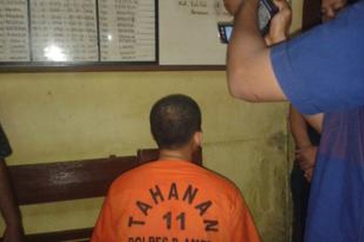 BEB tersangka pembunuh pacarnya sendiri bernama Hilda Natalia Lewol (23), pegawai honorer di Rumah Sakit Khusus Daerah (RSKD) Maluku, ditahan di Polres Pulau Ambon, Senin (13/10/2014) 
