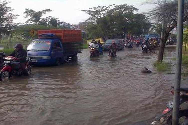 Kondisi banjir akibat meluapnya Kali Lamong sebabkan kemacetan di sejumlah ruas jalan di Kabupaten Gresik, Jawa Timur, Selasa (19/3/2013).