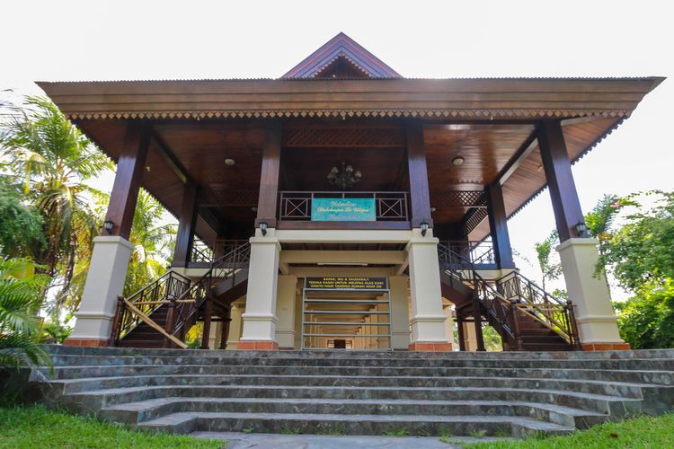 Dulohupa, rumah adat yang berasal dari Kelurahan Limba, Kecamatan Kota Selatan, Kota Gorontalo, Provinsi Gorontalo .