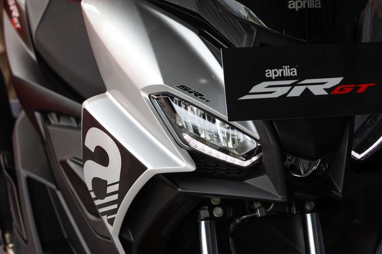 Lampu motor Aprilia SR-GT menggunakan LED, Sabtu (16/7/2022). Aprilia SR-GT, premium skuter sporty resmi meramaikan pasar otomotif Indonesia.