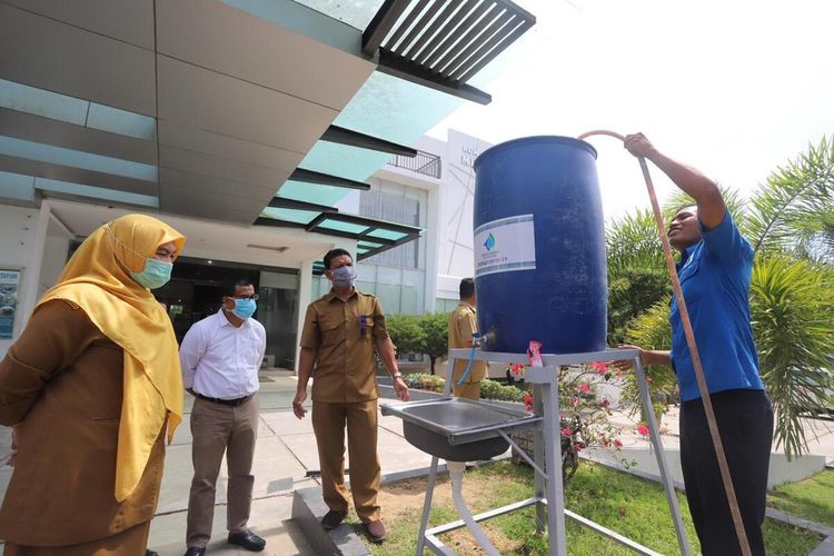 Petugas dari Pemerintahan Kota Banda Aceh dan PDAM Tirta Daroy sedang memasang wastafel protabel di lingkungan kantor walikota Banda Aceh. PDAM Tirta Daroy memasang 50 wastafel portabel di sejumlah titik area public di Kota Banda Aceh agar masyarakat bisa mencucui tangan sebelum dan sesudah beraktifitas. Hal ini dilakukan untuk memutus mata rantai penyebaran virus covid-19.*****