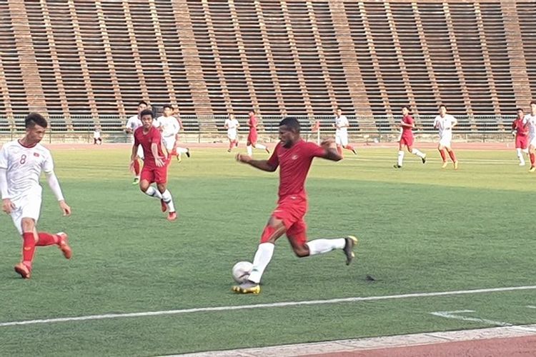 Marinus Wanewar sedang membawa bola pada laga babak semifinal Piala AFF U-22 antara Vietnam vs Indonesia di Stadion Nasional, Minggu (24/2/2019). Pada laga ini, Indonesia menang 1-0 atas Vietnam berkat gol Luthfi Kamal.