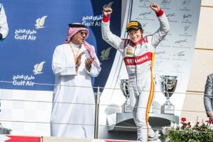 Pebalap Campos Racing asal Indonesia, Rio Haryanto, naik ke atas podium setelah finis pertama pada sprint race di Sirkuit Sakhir, Bahrain, Minggu (19/5/2015).