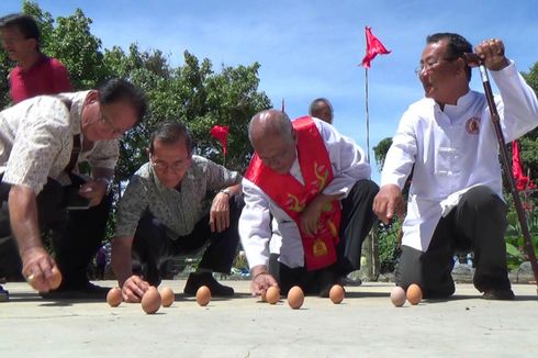 Tradisi Membuat Telur Berdiri di Pangkal Pinang