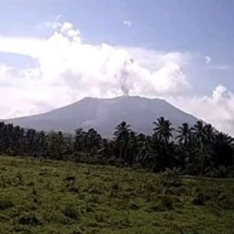 Foto aktivitas erupsi Gunung Ibu di Pulau Halmahera, Maluku Utara, Rabu (11/10/2023).