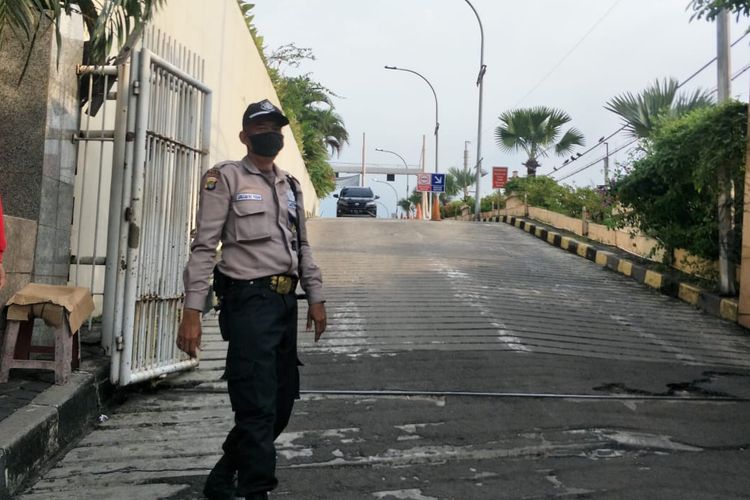 Salah satu satpam di sebuah mal di kawasan Jakarta Barat mengenakan seragam baru berwarna cokelat seperti seragam polisi, Kamis (14/4/2021).