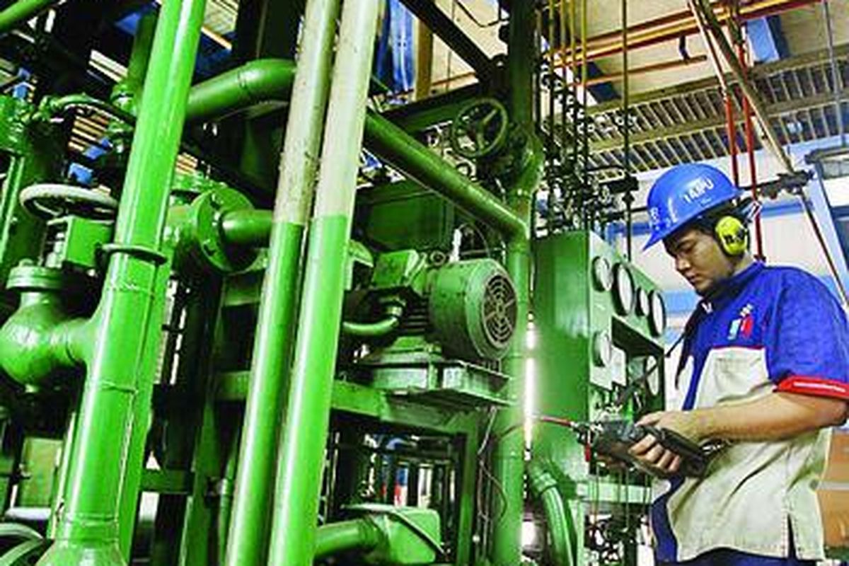 Teknisi memeriksa rutin Pembangkit Listrik Tenaga Uap (PLTU) Unit Pembangkitan Muara Karang, Kamis (21/2). PLTU Muara Karang kembali menerima pasokan 1.200 kiloliter marine fuel oil (MFO) untuk mengurangi defisit BBM yang hingga kemarin mencapai 35.000 kiloliter, sekaligus menghindari pemadaman listrik bergilir. 