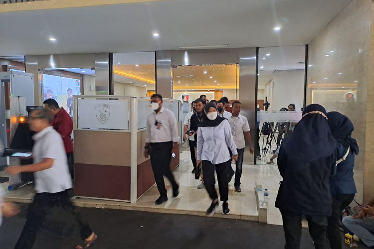 Foto Gempa Cianjur Guncang Jakarta Polisi Berlarian Ke Luar Dari