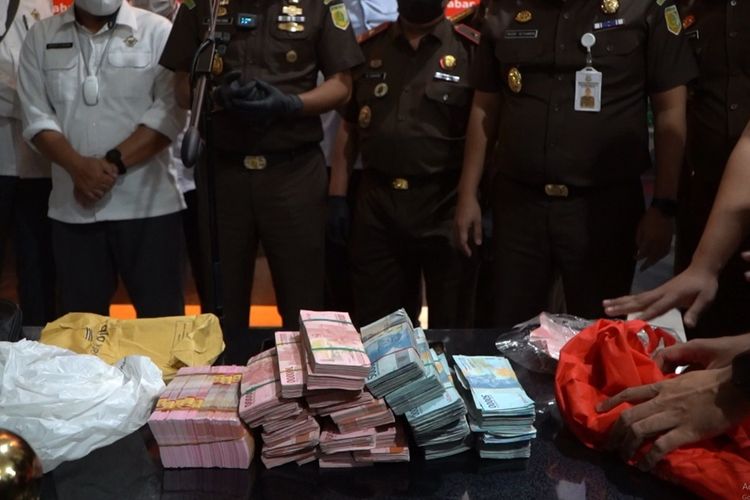 Diduga lakukan pemerasan, Kejaksaan Tinggi Jawa Barat tengah memperlihatkan barang bukti uang Rp 350 juta yang ditemukan di salah satu apartemen oknum BPK RI.