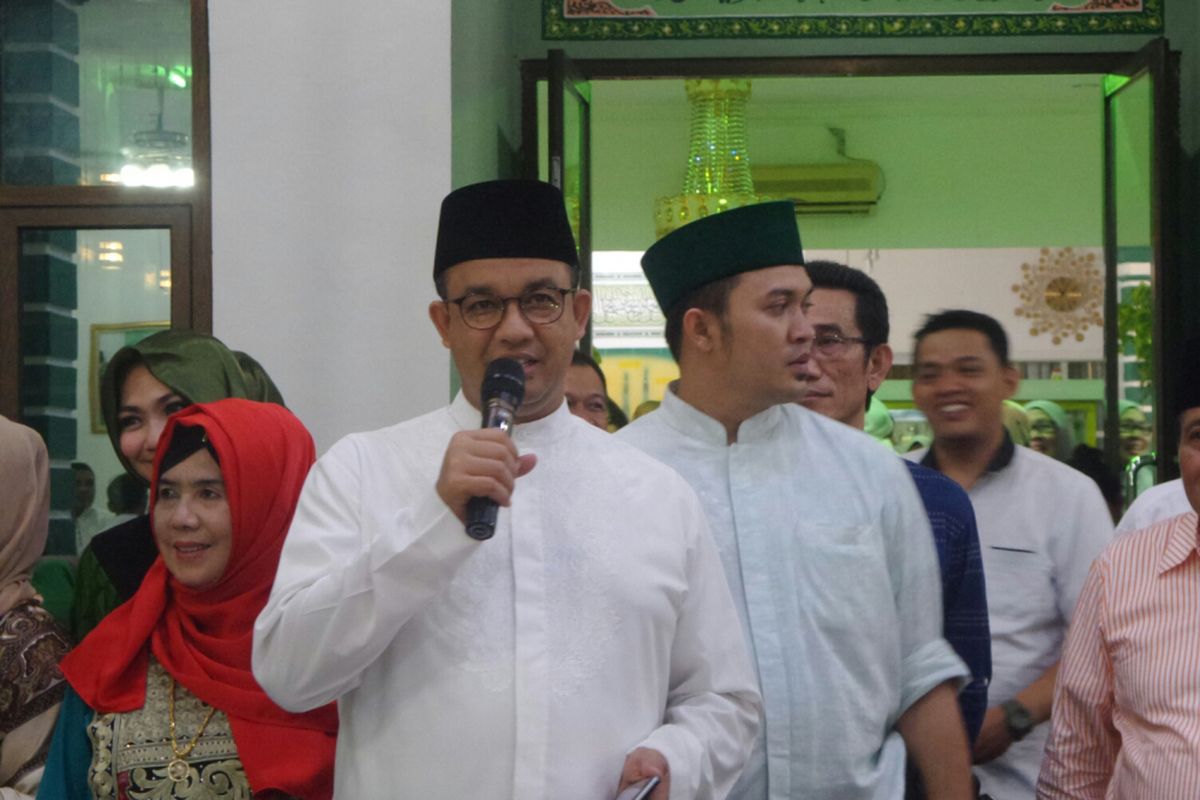 Gubernur terpilih DKI Jakarta Anies Baswedan di kawasan Klender, Jakarta Timur, Minggu (2/7/2017). 
