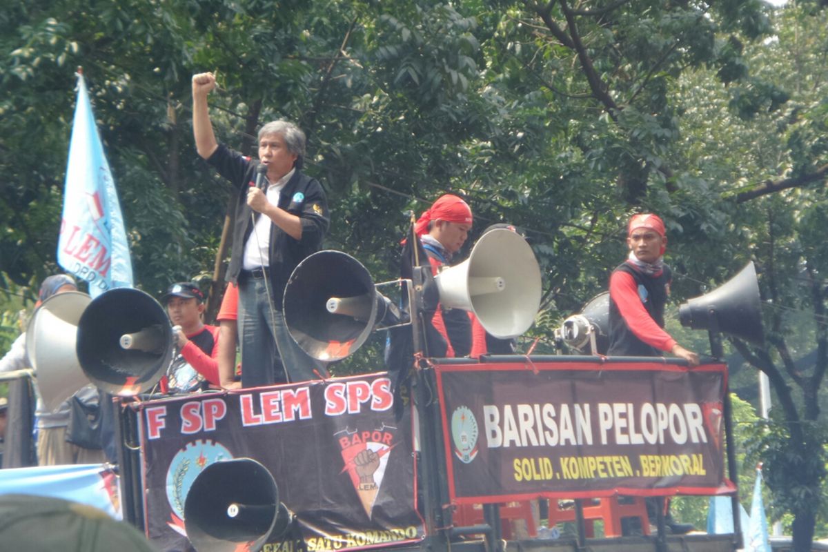 Sekjen Federasi Serikat Pekerja Logam, Elektronik, dan Mesin Serikat Pekerja Seluruh Indonesia (FSP LEM SPSI) DKI Jakarta, Idrus, saat berorasi di depan Balai Kota DKI Jakarta, Senin (1/5/2017). Ketika itu, sedang berlangsung aksi bakar karangan bunga Ahok-Djarot oleh buruh. 