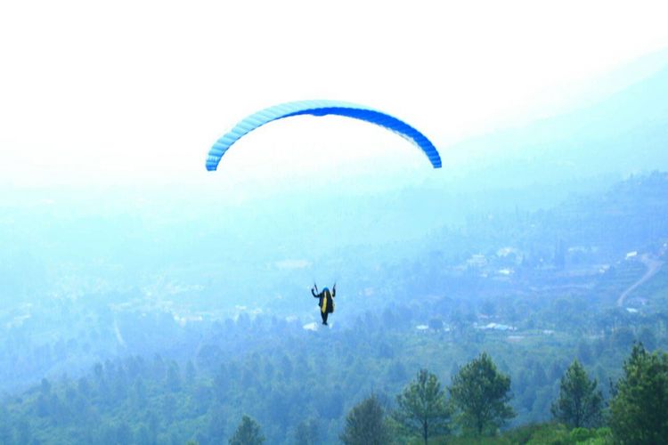 Latihan pilot paralayang Ekspedisi Bumi Cenderawasih (EBC) di site jump Puncak, Jawa Barat.
